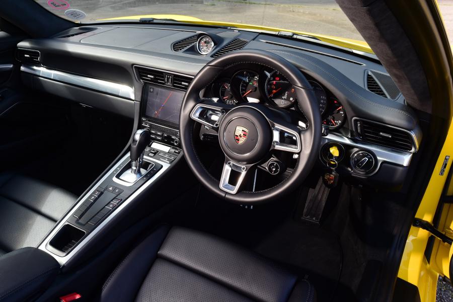 Интерьер Porsche 911 Turbo Coupe 2016 года  (UK) (фото 4 из 9)